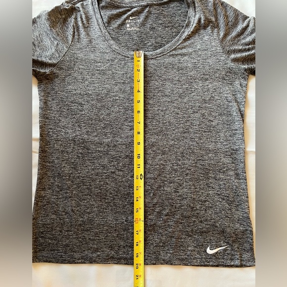 EUC Women’s Nike DRI-FIT short sleeve scoop neck active top size large - Picture 7 of 7